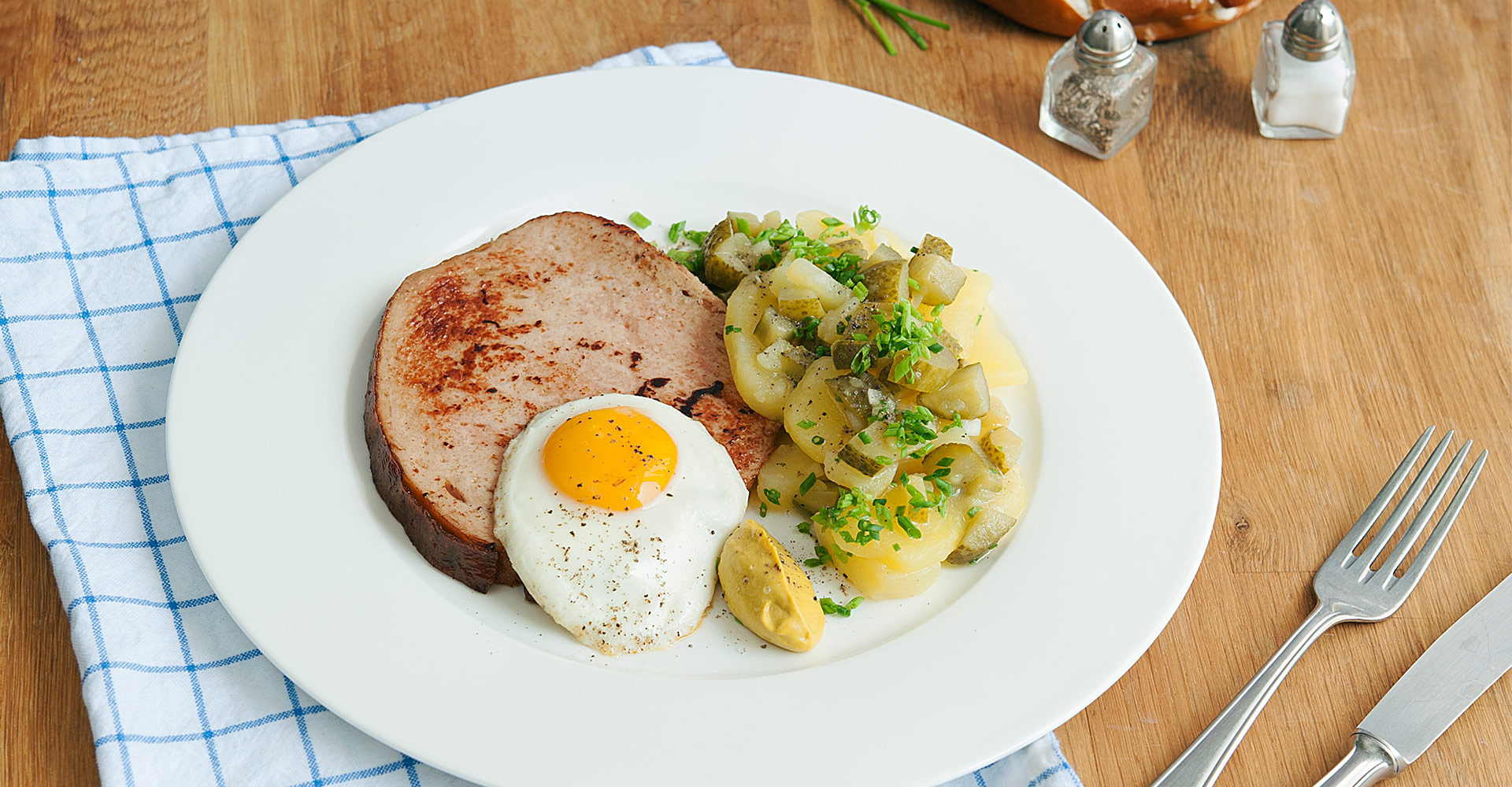 Bavarian meatloaf with potato salad