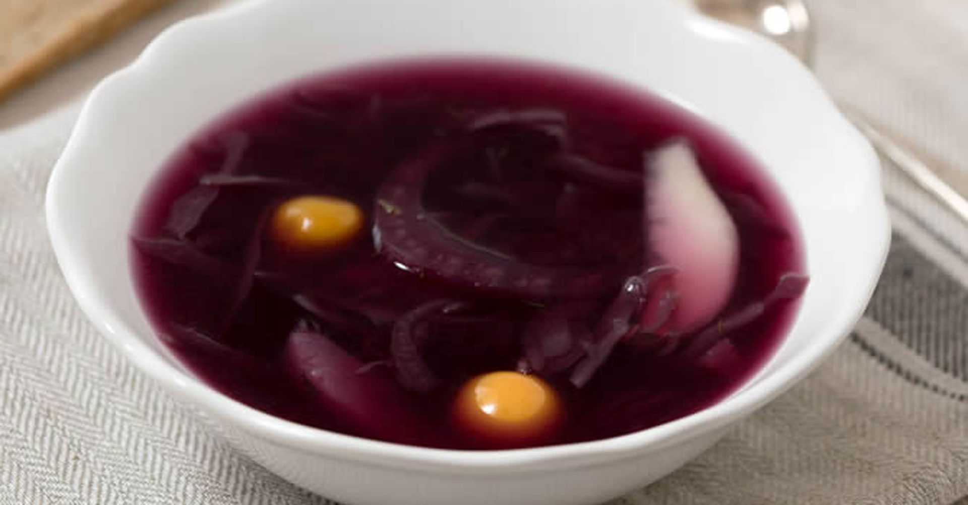 Fruity red cabbage soup with pears