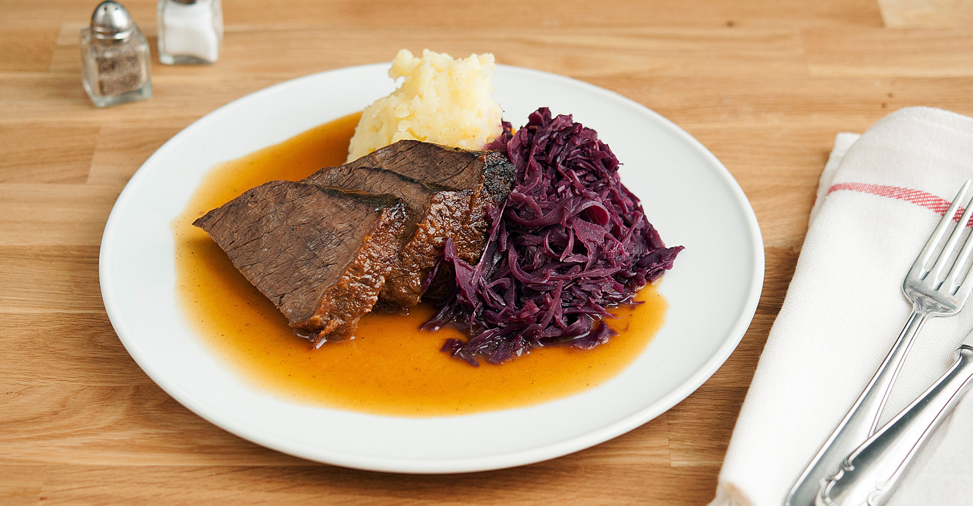 Roast beef with red cabbage and mashed potatoes